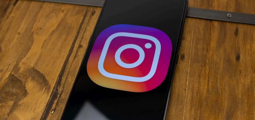 Instagram Now Allows You to Leave GIF Comments
